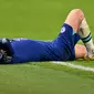 Ben Chilwell mengalami cedera saat membela Chelsea pada laga pamungkas Grup E Liga Champions 2022/2023, Kamis (3/11/2022). (AFP/Glyn Kirk)