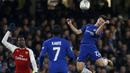 Aksi pemain Chelsea, Cesar Azpilicueta (kanan) berusaha menyundul bola saat melawan Arsenal pada laga leg pertama semifinal Piala Liga Inggris di Stamford Bridge, London, (10/01/2018). Chelsea bermain imbang 0-0 lawan Arsenal. (AFP/Ian Kington)