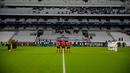 Para pemain mengheningkan cipta selama satu menit untuk mengenang para korban tragedi Kanjuruhan jelang pertandingan sepak bola Grup D Liga Champions antara Marseille dan Sporting di Stadion Velodrome, Marseille, Prancis, 4 Oktober 2022. (AP Photo/Daniel Cole)