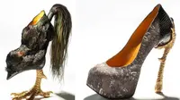 Bukan berbentuk heels biasa, sepatu ini malah memiliki bentuk unik berupa cakar ayam.