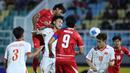 Pemain Timnas Indonesia U-17, Dava Yunna Adi Putra menyundul bola ke gawang Vietnam dalam laga Grup A Piala AFF U-17 2026 di Stadion Gelora Delta Sidoarjo, Sidoarjo, Jawa Timur, Minggu (19/04/2026). (Bola.com/M Iqbal Ichsan)