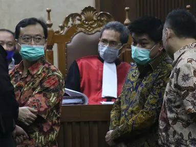 Tiga terdakwa kasus dugaan korupsi di PT Asuransi Jiwasraya dari kalangan pengusaha, Benny Tjokrosaputro, Heru Hidayat dan Joko Hartono Tirto (kiri ke kanan berdiri) saat menjalani sidang lanjutan di Pengadilan Tipikor Jakarta, Senin (6/7/2020). (Liputan6.com/Helmi Fithriansyah)