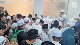 Ketua MPR Zulkifli Hasan (tengah) berdoa saat menghadiri persemayaman almarhum KH Maimun Zubair atau Mbah Moen di Daker Mekkah, Aziziah (6/8/2019). Mbah Moen meninggal pada usia 91 tahun. (Liputan6.com/HO/Andri)