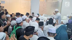 Ketua MPR Zulkifli Hasan (tengah) berdoa saat menghadiri persemayaman almarhum KH Maimun Zubair atau Mbah Moen di Daker Mekkah, Aziziah (6/8/2019). Mbah Moen meninggal pada usia 91 tahun. (Liputan6.com/HO/Andri)