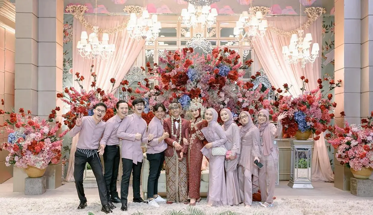 Gelar acara pernikahan di Grand Ball Room, Sudirman, Bandung, pernikahan Beni Mulyana dan Ira Dahlia ini mewah. Unggah foto bareng keluarga dan groomsmen juga bridesmaid Ira Dahlia, kebersamaan Beni Mulyana – Ira Dahlia bareng groomsmen dan bridesmaidnya tampil kompak. Pakai busana berwarna lilac, penampilan groomsmen dan bridesmaid ini tak kalah curi perhatian dari kedua mempelai. (Liputan6.com/IG/@benimulyanasopian)