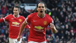 Radamel Falcao. Striker berusia 36 tahun yang sejak awal musim 2021/2022 memperkuat Rayo Vallecano ini pernah memperkuat Manchester United dan Chelsea di Liga Inggris. Pada awal musim 2014/2015 ia didatangkan Manchester United dari AS Monaco dengan status pinjaman dengan biaya sebesar 7,6 juta euro. Hanya bertahan semusim, ia total tampil dalam 29 laga di semua ajang dengan torehan 4 gol dan 5 assist. (AFP/Paul Ellis)