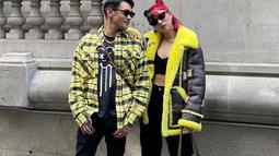 Isyana Sarasvati dan Afgan berpose menjelang pertunjukan Coach Spring/Summer 2023 di New York Fashion Week 2022. Isyana tampil kece menggunakan coat berwarna senada dengan kemeja kotak-kotak yang dikenakan Afgan. (Instagram/kanmogroup.fashion)