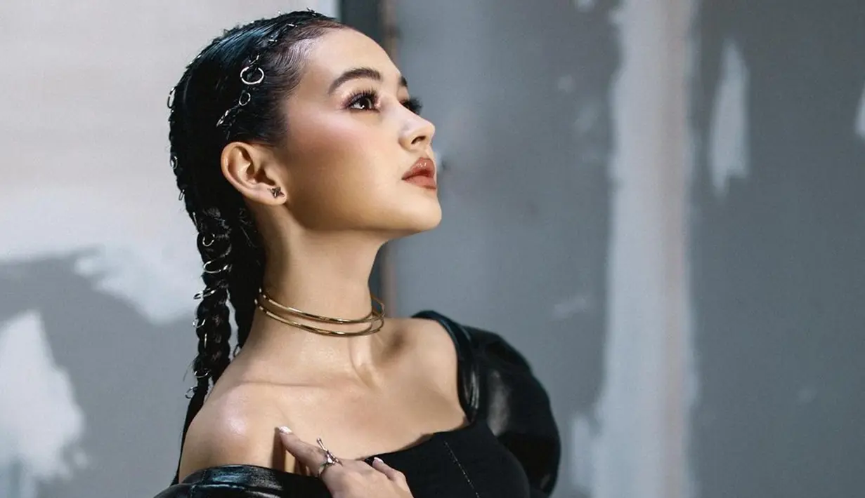 Kini, dirinya diketahui bermain dalam sinetron Cinta Setelah Cinta meski bukan menjadi pemeran utama. Namun, berkat akting yang ia lakukan, Sandrinna Michelle berhasil menyebet penghargaan dalam kategori Aktris Paling Ngetop di acara SCTV Awards 2022. (Liputan6.com/IG/@sandrinna_11)