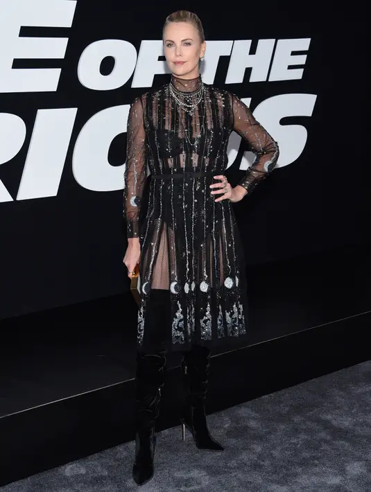 Charlize Theron menghadiri premiere film barunya Fast and Furious, the Fate of the Furious di New York (8/4). Aktris 41 tahun ini tampil seksi dengan dress hitam menerawang dengan lingerie dan boots tinggi. (Photo by Evan Agostini/Invision/AP)