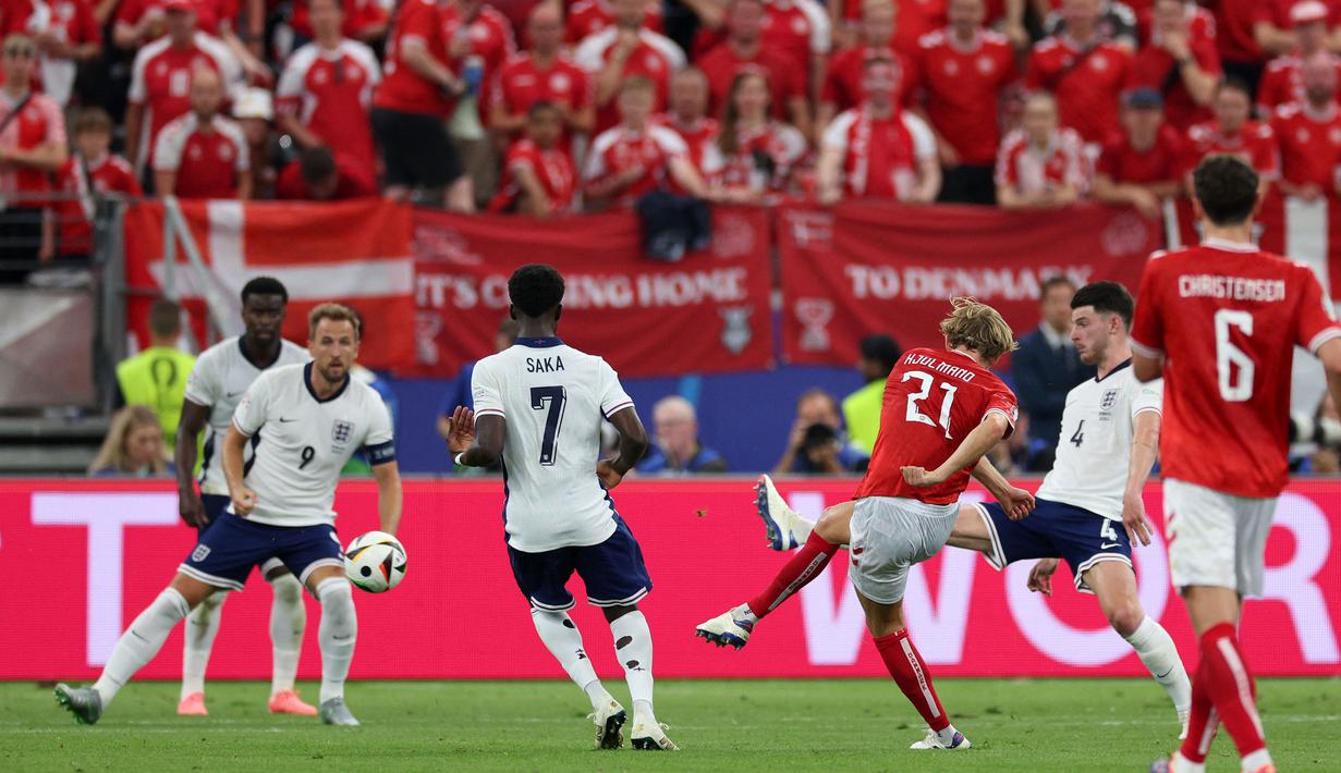 Pemain Denmark, Morten Hjulmand mencetak gol melalui tendangan jarak jauh ke gawang Inggris pada laga Grup C Euro 2024 di Frankfurt Arena, Frankfurt, Jerman, Jumat (21/06/2024) WIB. (AFP/Adrian Dennis)