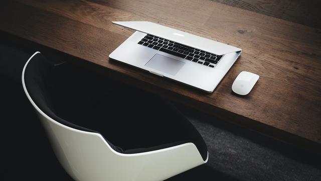 Ilustrasi meja dengan kursi (Sumber: Unsplash.com)