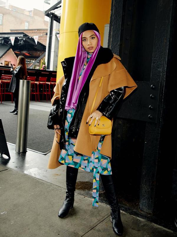 Gaya hijab Yuna Zara'ai. (dok. instagram @yuna/https:/https://www.instagram.com/p/B8l7QxWhPJx/Tri Ayu Lutfiani)