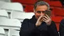 Seorang Suporter santai menggunakan topeng pelatih Chelsea Jose Mourinho pada laga Liga Premier Inggris di Stadion Britania, Minggu (8/11/2015) dini hari WIB. Mourinho dilarang mendampingi timnya oleh Football Association ( FA ). (AFP Photo/Paul Ellis)