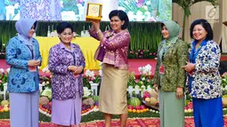 Istri Menteri Pertahanan Nora Ryamizard Ryacudu (tengah) menerima cinderamata usai menjadi pembicara pada pembekalan kepada 931 anggota Dharma Pertiwi di Jakarta, Kamis (25/1). (Liputan6.com/Pool/Kemenhan)