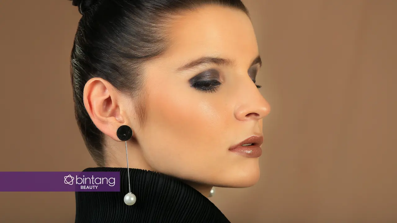Tampil dengan Makeup Smokey Eyes Menjelang Weekend, Kenapa Nggak?
