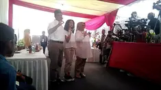 Calon gubernur DKI Jakarta Anies Baswedan menggunakan hak pilihnya dalam Pilkada DKI Jakarta. Dia mencoblos di TPS 28, Lebak Bulus, Cilandak, Jakarta Selatan.