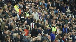 Laga yang digelar di St.James Park itu terpaksa dihentikan setelah seorang penonton pingsan di tribun stadion. (AP/Jon Super)