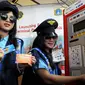 Pramuniaga menempelkan uang elektronik di Terminal Parkir Elektonik (TPE), untuk membayar parkir di Jalan Sabang, Jakarta, Kamis (29/1/2015). Sebanyak enam bank terlibat dalam sistem pembayaran ini. (Liputan6.com/Andrian M Tunay)