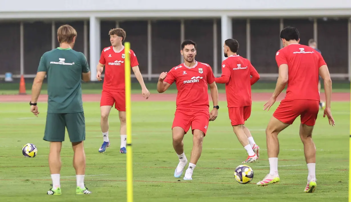 Diketahui, pelatih asal Kanada ini telah mematangkan taktik dan memimpin sesi latihan di Stadion Madya menjelang laga perdananya pada Selasa 24 Maret 2026. Tampak dalam foto, para pemain Timnas Indonesia menggelar sesi latihan resmi jelang melawan Saint Kitts and Nevis pada laga perdana FIFA Series 2026 di Stadion Madya, Kompleks Gelora Bung Karno, Jakarta, Kamis (26/3/2026). (Bola.com/M Iqbal Ichsan)