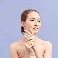 Seorang wanita mengoleskan krim ke tangan. (makistock/depositphotos.com)