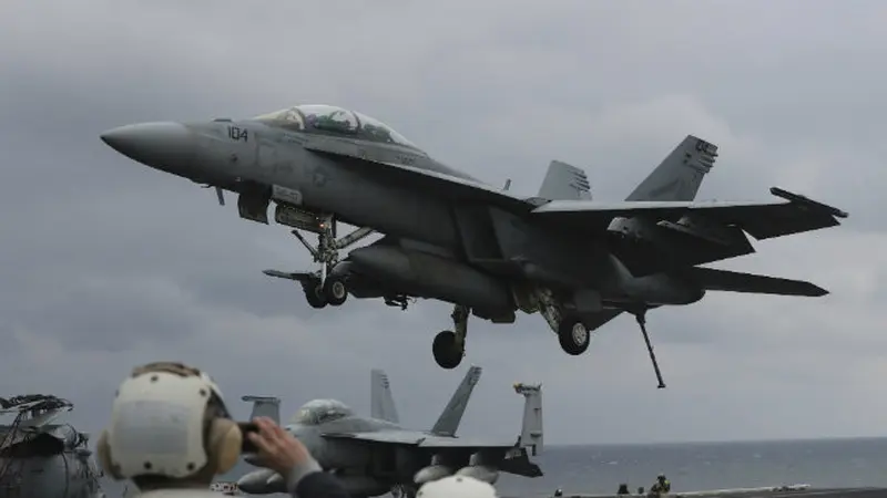 Pesawat Tempur AS Mendarat di USS Vinson (Lee Jin-man/AP)