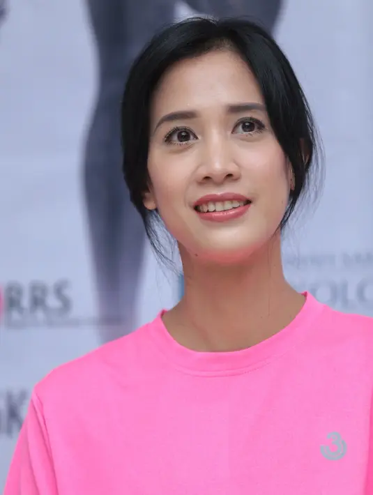 Fanny bersama Chelsea Islan bersama Lovepink, organisasi yang fokus seputar kanker payudara dan kesehatan payudara terus memberikan dukungannya. Ibu satu anak itu juga mengajak masyarakat melakukan pencegahan sejak dini. (Adrian Putra/Bintang.com)