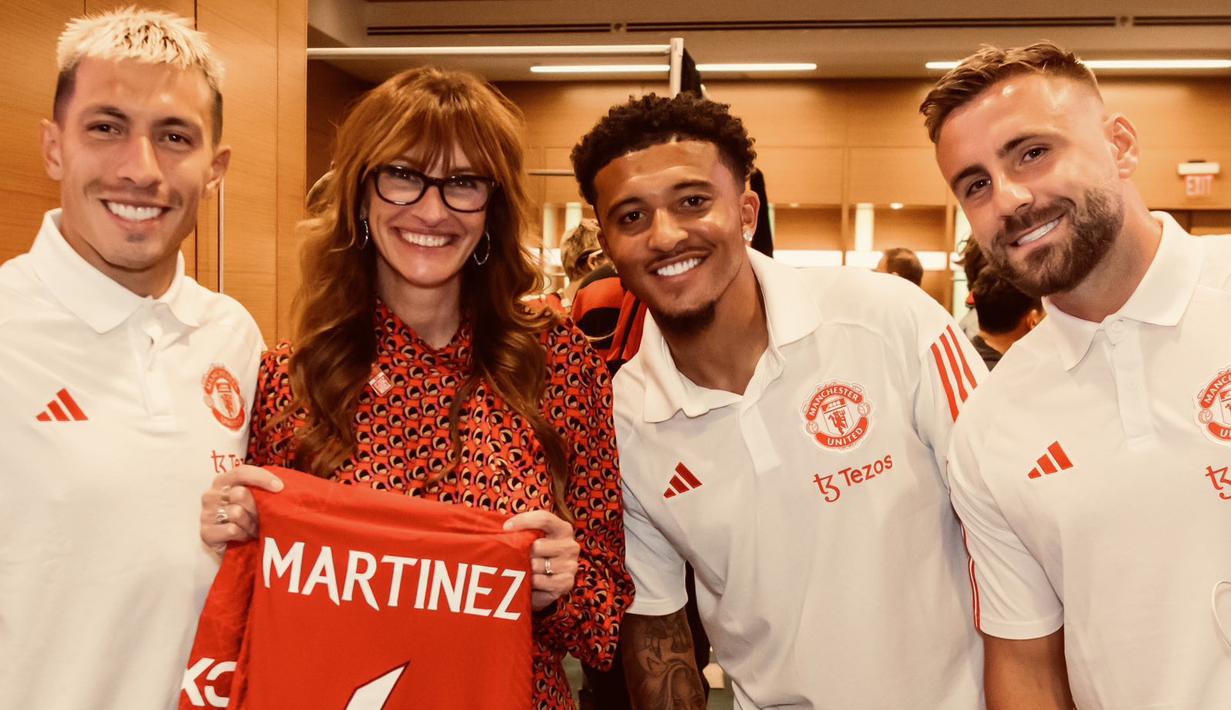 Aktris Hollywood, Julia Roberts (kedua kiri) berfoto bersama dengan pemain Manchester United, Lisandro Martinez, Jadon Sancho, dan Luke Shaw saat skuad MU melakukan tur pramusim di Amerika Serikat, Minggu (23/07/2023) WIB. (Bola.com/Bagaskara Lazuardi)
