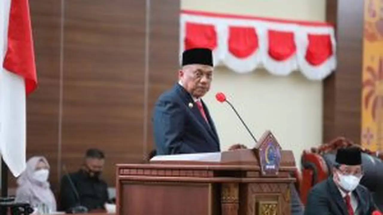 Gubernur Sulut Olly Dondokambey di ruang rapat paripurna Kantor DPRD Sulut, Senin (3/5/2021).