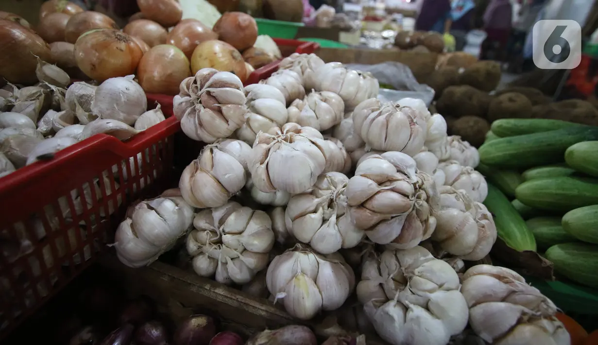 Aktivitas pedagang bawang putih di pasar Kebayoran Lama, Jakarta, Kamis (6/2/2020). Harga cabai dan bawang putih mengalami kenaikan hingga mencapai dua kali lipat akibat musim hujan. (Liputan6.com/Angga Yuniar)