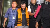 Auditorat III BPK Ali Sadli usai di tetapkan sebagai tersangka oleh KPK keluar dari gedung KPK, Jakarta, Sabtu (27/5). (Liputan6.com/Angga Yuniar)