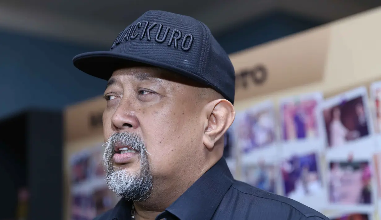 "Ada saya nangis beneran aktingnya, serius beneran. Karena ada satu scene itu jadi menghayal lalu benar-benar sedih beneran, lebih sulit ya. Aku pakai suara asli menjadi profesor yang eksentrik jadi." kata Indro. (Nurwahyunan/Bintang.com)