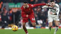 Bek Liverpool asal Inggris #66, Trent Alexander-Arnold (kiri), beradu dengan bek Manchester United asal Portugal #20, Diogo Dalot (kanan), selama pertandingan Liga Primer Inggris antara Liverpool dan Manchester United di Anfield di Liverpool, Inggris barat laut pada tanggal 5 Januari 2025. (Darren Staples/AFP)