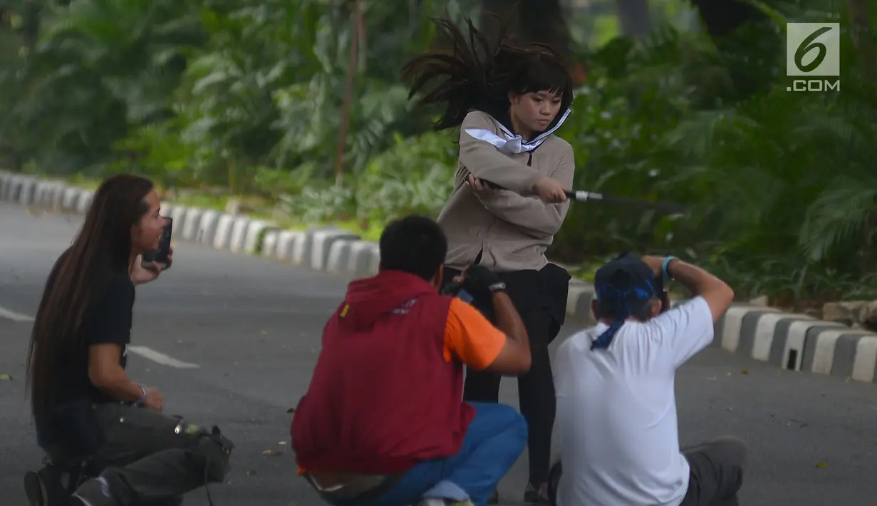 Sejumlah fotografer melakukan sesi foto model di kawasan Bundaran HI,Jakarta, Sabtu (16/6). Di hari kedua lebaran fotografer memanfaatkan jalan kosong untuk hunting model bersama. (Merdeka.com/Imam Buhori)
