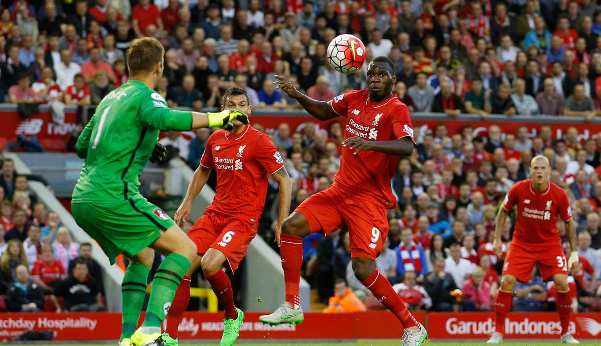 Penyerang anyar Liverpool Christian Benteke saat mencetak gol ke gawang Bournemout di Anfield stadium, Liverpool, Inggris, Senin (17/8/2015). Gol Benteke jadi satu – satunya gol bagi kemenangan Liverpool. (Reuters/Carl Recine)