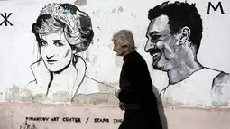 Mural yang menggambarkan wajah pemimpin Polandia Wojciech Jaruzelski bersama pemimpin Rusia Mikhail Gorbachev dan pemimpin Inggris Margaret Thatcher di dinding rumah warga di desa Staro Zhelezare, Bulgaria, Kamis (27/7). (AP Photo/Valentina Petrova)