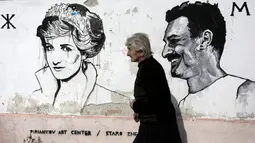Mural yang menggambarkan wajah pemimpin Polandia Wojciech Jaruzelski bersama pemimpin Rusia Mikhail Gorbachev dan pemimpin Inggris Margaret Thatcher di dinding rumah warga di desa Staro Zhelezare, Bulgaria, Kamis (27/7). (AP Photo/Valentina Petrova)