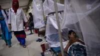 Petugas medis melewati pasien yang menjalani perawatan karena menderita demam berdarah di Rumah Sakit Shishu Dhaka, Bangladesh, Rabu (31/7/2019). Infeksi virus yang ditularkan melalui gigitan nyamuk Aedes aegypti telah menyebar di 61 dari 64 distrik di negara itu. (AP Photo/Mahmud Hossain Opu)