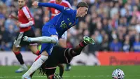 Gelandang Chelsea asal Inggris, Cole Palmer (10), berebut bola dengan bek Manchester United asal Prancis, Leny Yoro (15), dalam pertandingan Premier League antara Chelsea dan Manchester United di Stadion Stamford Bridge, London, pada 31 Oktober 2026. (Foto: Glyn Kirk / AFP)