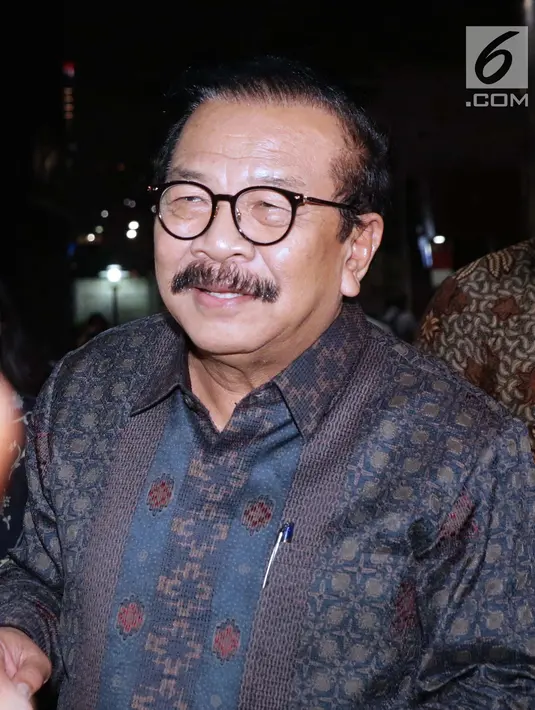 Mantan Gubernur Jatim, Soekarwo usai menjalani pemeriksaan di gedung KPK, Jakarta, Rabu (28/8/2019). Soekarwo diperiksa sebagai saksi dugaan korupsi pembahasan, dan pengesahan APBD/APBD P Kab Tulungagung 2015-2018 dengan tersangka Ketua DPRD Tulungagung, Supriyono. (Liputan6.com/Helmi Fithriansyah)