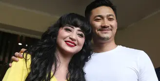 Dewi Perssik dan sang suami, Angga Wijaya mendatangi Polda Metro Jaya untuk melaporkan balik petugas TransJakarta, Harry Maulana Saputra. (Bambang E. Ros/Bintang.com)