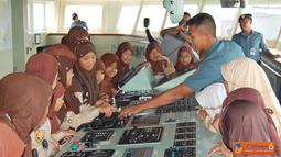Citizen6, Jakarta: KRI BAC-593 menerima kunjungan SDIT Darul Abidin, Jalan Karet Hijau/29 Beji Depok serta Sekolah Alam Cikeas, Jalan Letda Nasir Kompleks Puri Cikeas di Dermaga Kolinlamil, Jakarta Utara, Selasa (23/10). (Pengirim: Dispenkolinlamil). 