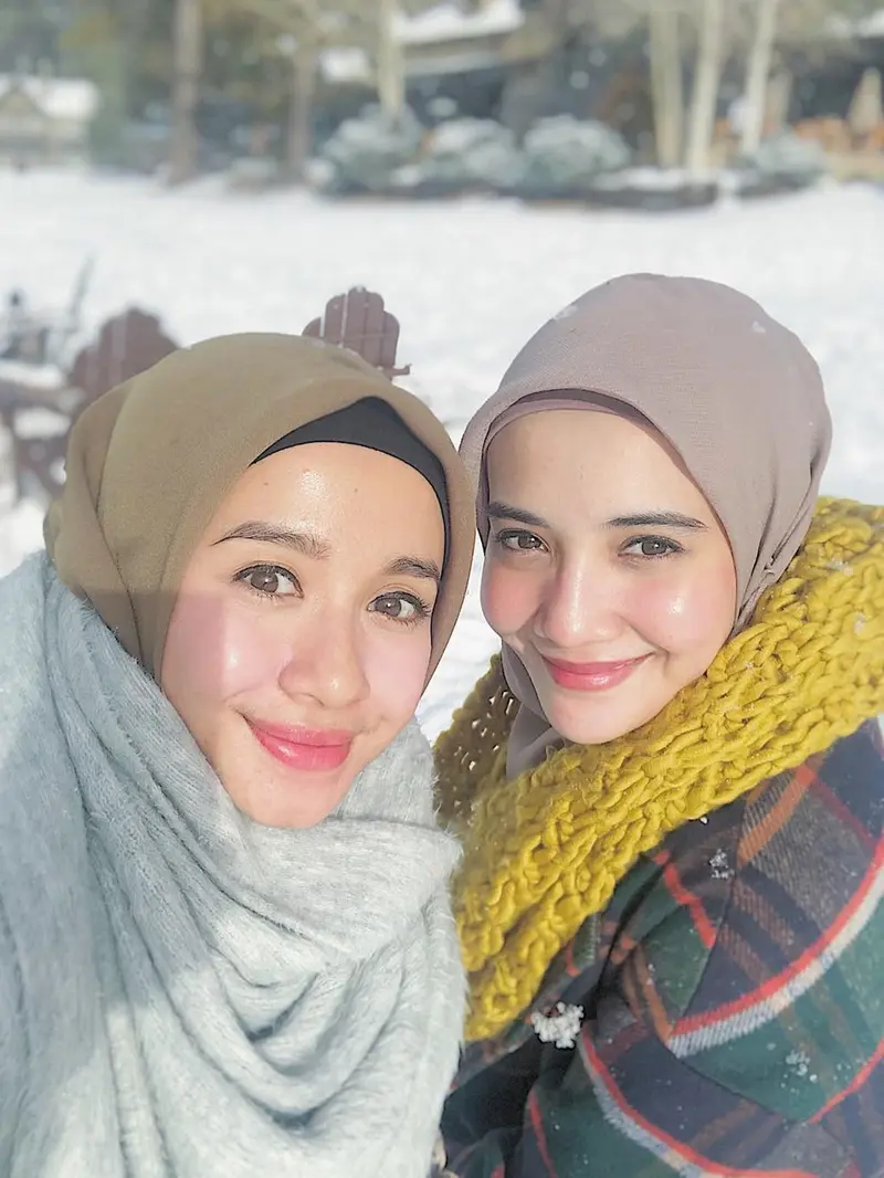 6 Potret Persahabatan Laudya Cynthia Bella dan Zaskia Sungkar, Bak Saudara Kandung