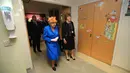 Ratu Elizabeth saat mengunjungi korban bom konser Ariana Grande, di Rumah Sakit Anak Royal Manchester, Inggris, Kamis (25/5). Ada 14 pasien yang dirawat di RS tersebut, dimana lima diantara dalam kondisi kritis. (Peter Byrne/Pool via AP)
