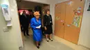 Ratu Elizabeth saat mengunjungi korban bom konser Ariana Grande, di Rumah Sakit Anak Royal Manchester, Inggris, Kamis (25/5). Ada 14 pasien yang dirawat di RS tersebut, dimana lima diantara dalam kondisi kritis. (Peter Byrne/Pool via AP)