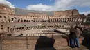 Wisatawan mengunjungi Colosseum di Roma, Sabtu (7/3/2020). Italia menjadi negara Eropa dengan kasus virus corona (COVID-19) tertinggi sehingga kondisi itu membuat sejumlah destinasi wisata semakin dijauhkan oleh pengunjung. (AP Photo/Andrew Medichini)