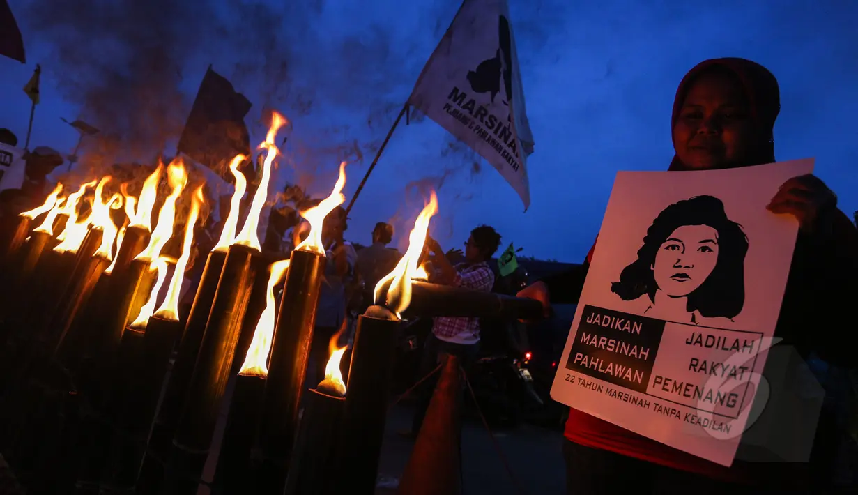 Puluhan buruh wanita saat menggelar aksi memperingati 22 tahun tanpa keadilan "Malam Marah Marsinah”, Jakarta, Jumat (8/5/2015). Mereka menuntut pemerintah untuk mengusut pelanggaran HAM terhadap Marsinah(Liputan6.com/Faizal Fanani)
