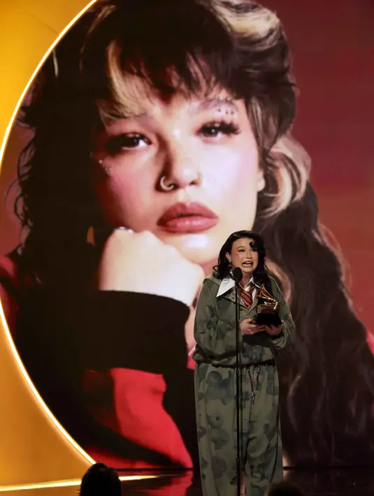 Lola Young mengalahkan Justin Bieber dalam lagu “Daisies,” Sabrina Carpenter lewat “Manchild,” Lady Gaga dalam “Disease,” dan Chappell Roan dengan “The Subway”. Tampak dalam foto, penyanyi sekaligus penulis lagu asal Inggris, Lola Young menerima penghargaan untuk Penyanyi Pop Terbaik di atas panggung Penghargaan GRAMMY ke-68 di Crypto.com Arena, Los Angeles, California, pada 1 Februari 2026. (KEVIN WINTER/GETTY IMAGES NORTH AMERICA/Getty Images via AFP)