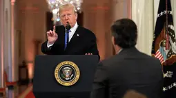 Presiden Amerika Serikat, Donald Trump terlibat adu mulut dengan jurnalis CNN, Jim Acosta saat konferensi pers di Gedung Putih sesaat setelah pemilu sela digelar, Rabu (7/11). Ketegangan bermula dari pertanyaan sang wartawan soal imigran. (AP/Evan Vucci)