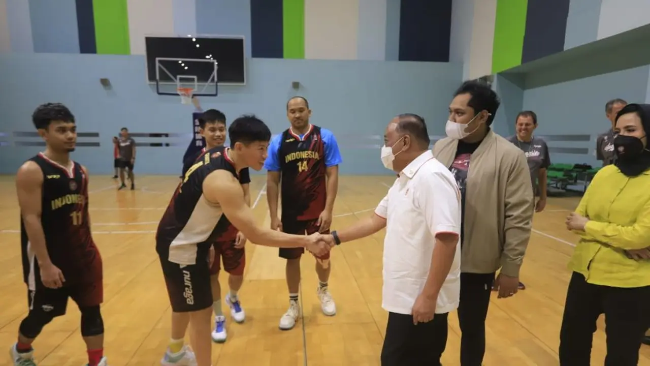 Ketum KONI Kunjungi Pelatnas timnas basket Indonesia untuk SEA Games 2021