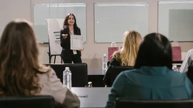 Bangun koneksi melalui kontak mata